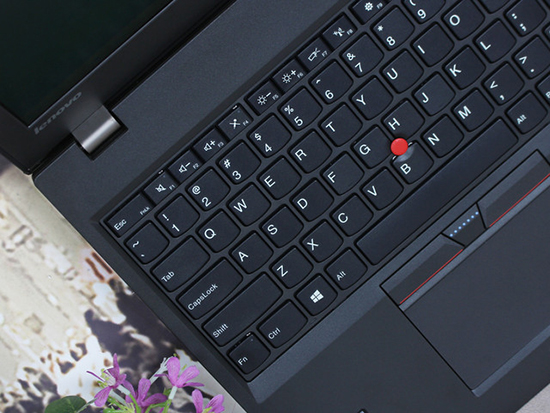 這款產(chǎn)品采用了東莞180°開合下沉式轉軸設計